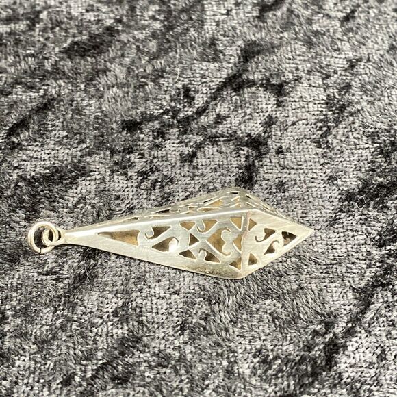 Vintage Sterling Silver Gothic Scrollwork Pyramid Necklace Pendent 2.2 g - Picture 4 of 7